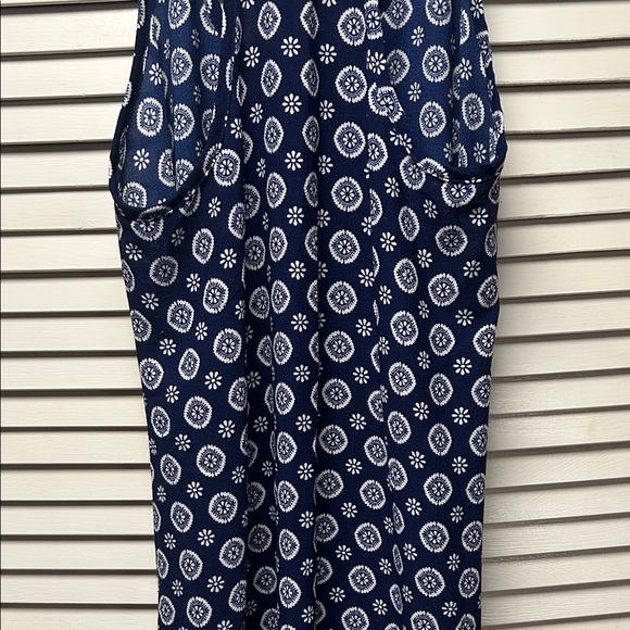 Elegant Navy and White Backless Dress - Picture 7 of 8